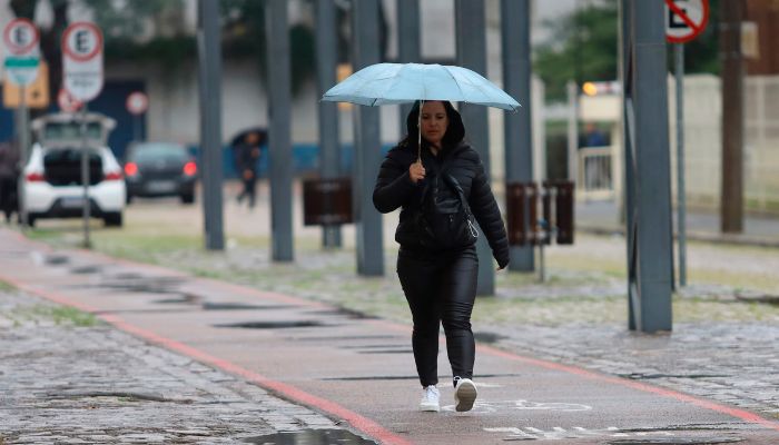 Duas novas frentes frias em três dias vão trazer chuva novamente ao Paraná